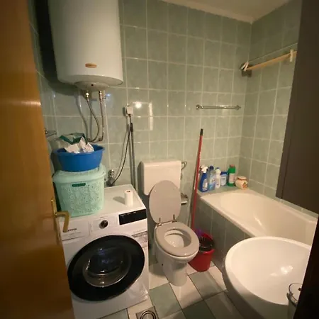 Apartment 18 アパート